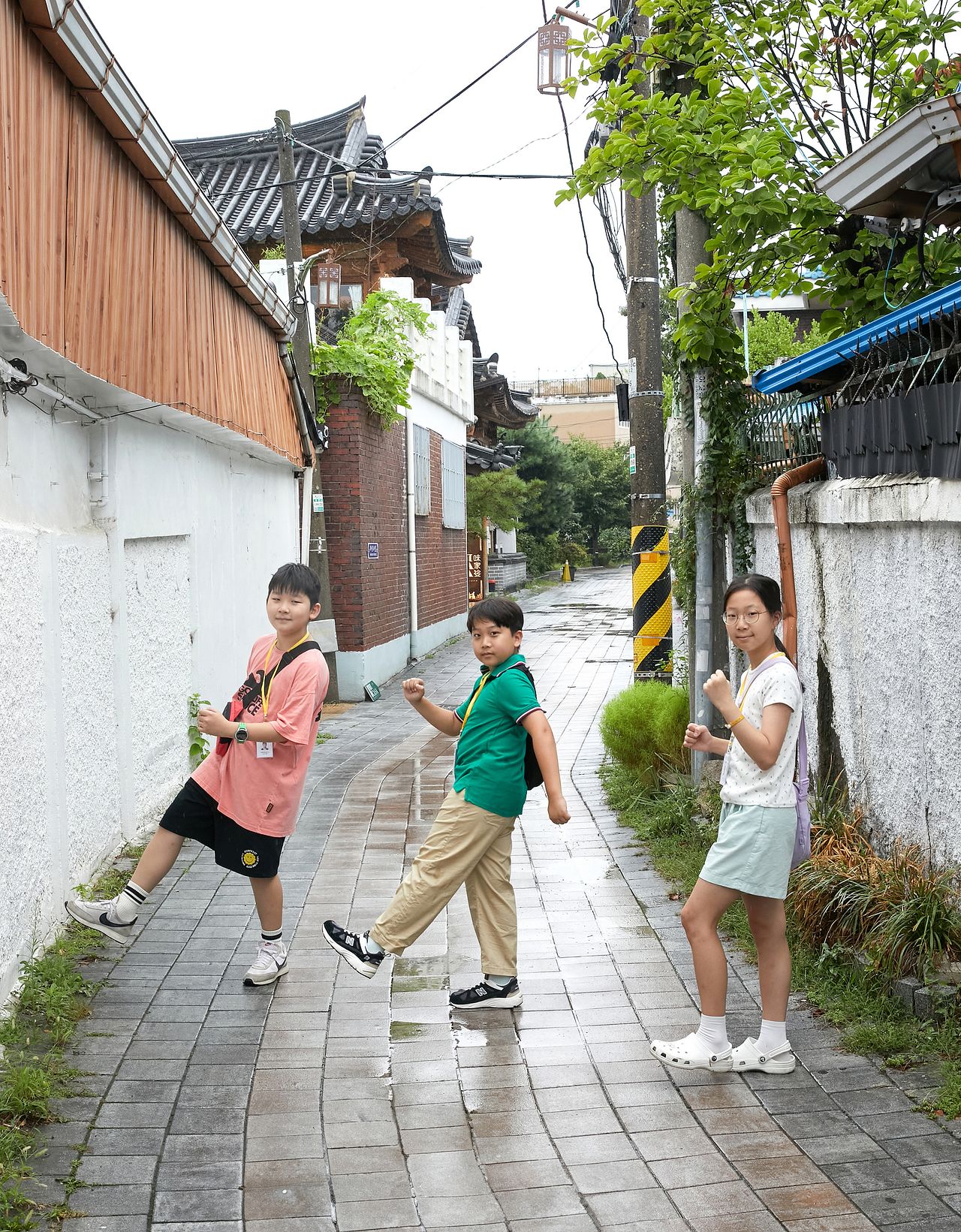 조선 22대 임금 정조가 사랑한 도시 수원. 2026~2027 '수원 방문의 해'를 맞아 김도윤(서울 세종초 5)·원지우(경기도 현민초 4) 학생기자·정선우(경기도 산운초 5·왼쪽부터) 학생모델이 행궁동 왕의 골목을 함께 걸었다.