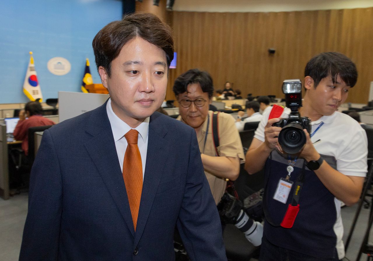 개혁신당 대표인 이준석 의원이 26일 국회 소통관에서 열린 기자회견에서 대표직 사퇴를 발표한 뒤 회견장을 빠져 나가고 있다. 연합뉴스