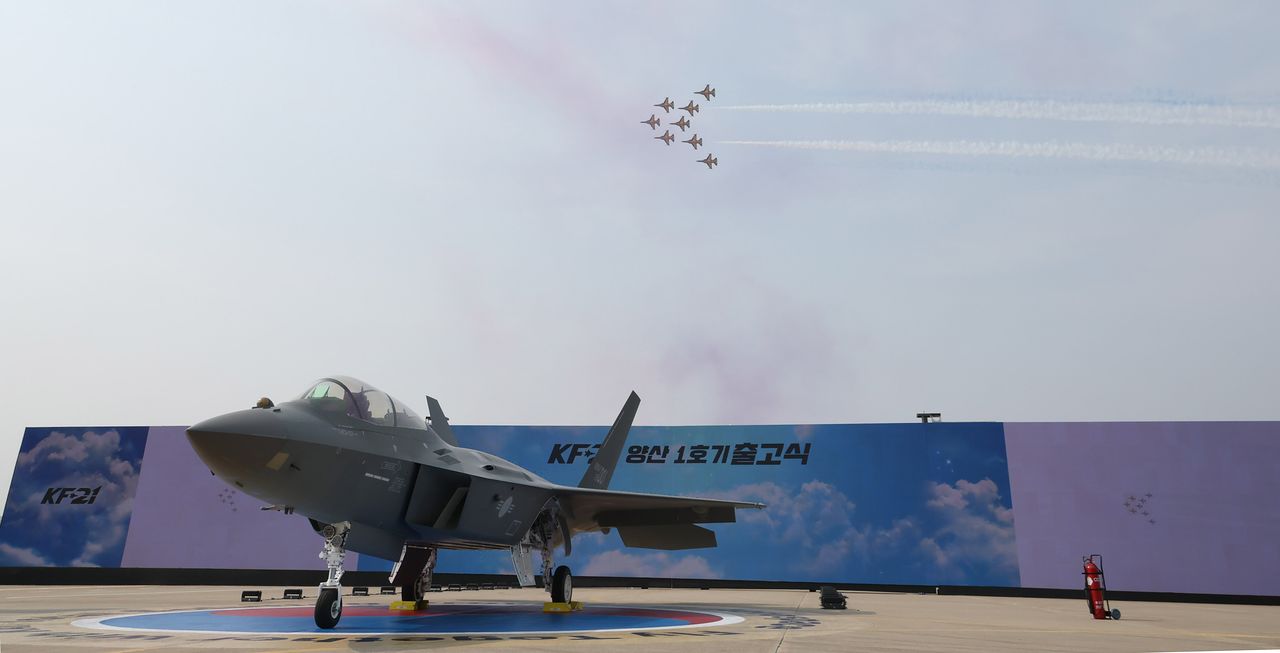 지난 3월 경남 사천시 KAI(한국항공우주)에서 열린 KF-21 양산 1호기 출고식에서 블랙이글스의 축하 비행이 펼쳐지고 있다. [청와대사진기자단]