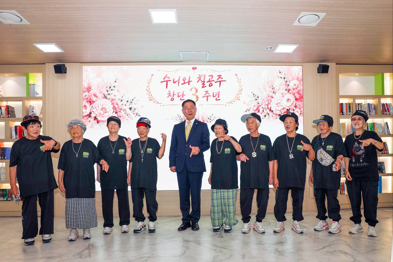 31일 경북 칠곡군청에서 할매래퍼 그룹 '수니와칠공주' 3주년 기념행사가 진행된 가운데 참석자들이 기념촬영하고 있다. 사진 칠곡군