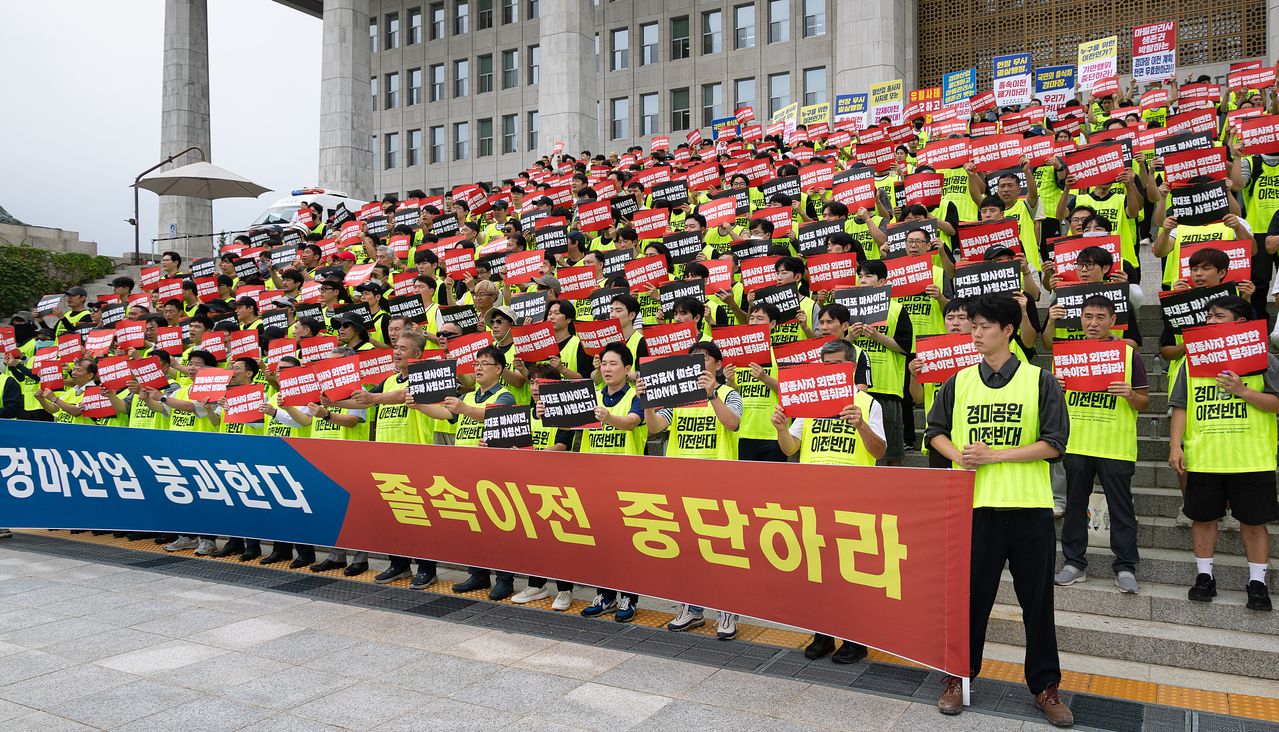 축산경마산업비상대책위원회 회원들이 28일 서울 여의도 국회 본청 앞에서 정부의 수도권 주택 공급을 위한 과천 서울경마공원 부지 개발 및 경마장 이전 계획 규탄 기자회견을 열고 구호를 외치고 있다. 뉴스1