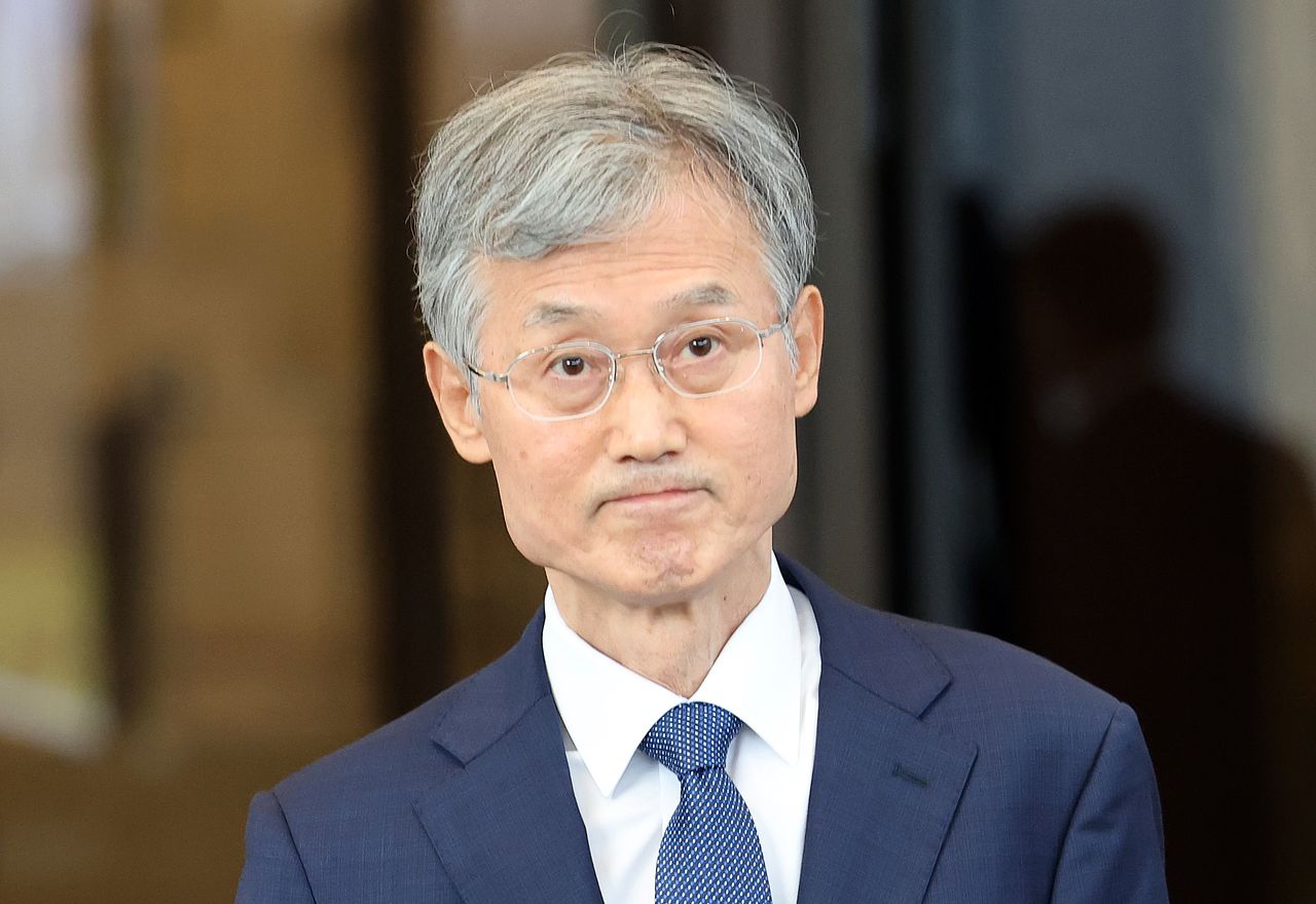 조희대 대법원장이 지난 28일 서울 서초구 대법원을 나서고 있다.   연합뉴스