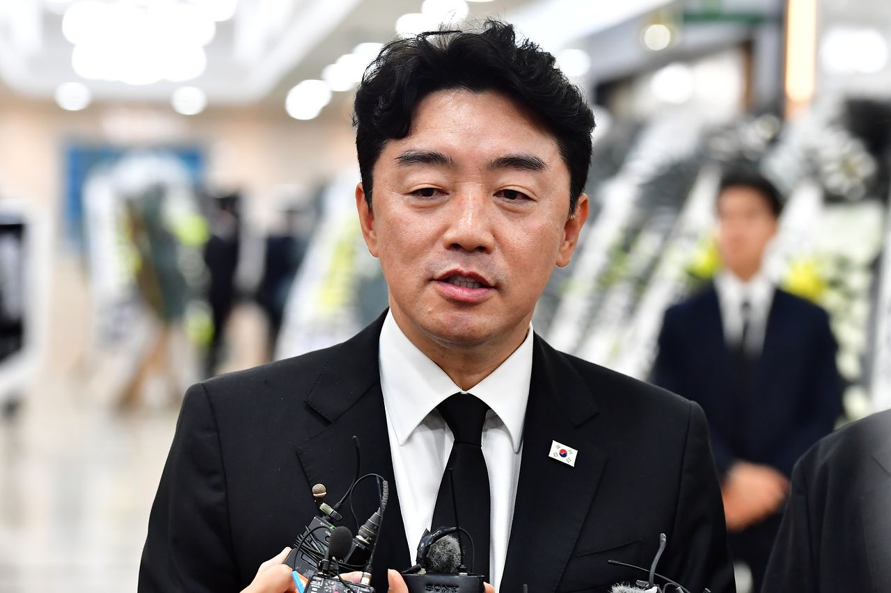강훈식 대통령실 비서실장이 31일 조희대 대법원장 부친상 빈소가 마련되 경북 포항시 남구 포항성모병원 장례식장을 찾아 이재명 대통령의 조문 메시지를 전달하고 있다. 뉴스1