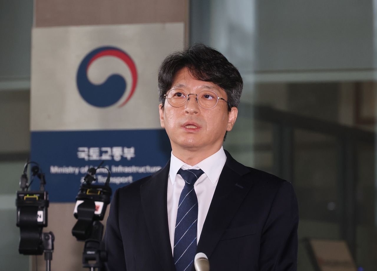 홍지선 국토교통부 장관 후보자가 31일 세종시 정부세종청사로 출근하며 취재진 질문에 답하고 있다. 연합뉴스 