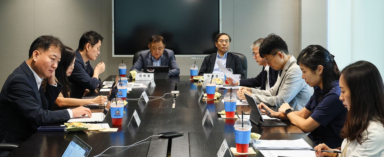 25일 서울 마포구 상암동 중앙일보 대회의실에서 8월달 보도를 돌아보는 독자위원회가 열렸다. 왼쪽부터 하태헌 법무법인 세종 변호사, 홍지혜 마이아트컴퍼니 대표, 이재국 성균관대 미디어커뮤니케이션학과 교수, 최현철 중앙일보 편집국장대리, 오세정 위원장(전 서울대 총장), 김용하 순천향대 IT금융경영학과 교수, 심재웅 숙명여대 미디어학부 교수, 유재연 한양대 사회혁신융합전공 겸임교수, 전경주 아산정책연구원 연구위원. 김현동 기자