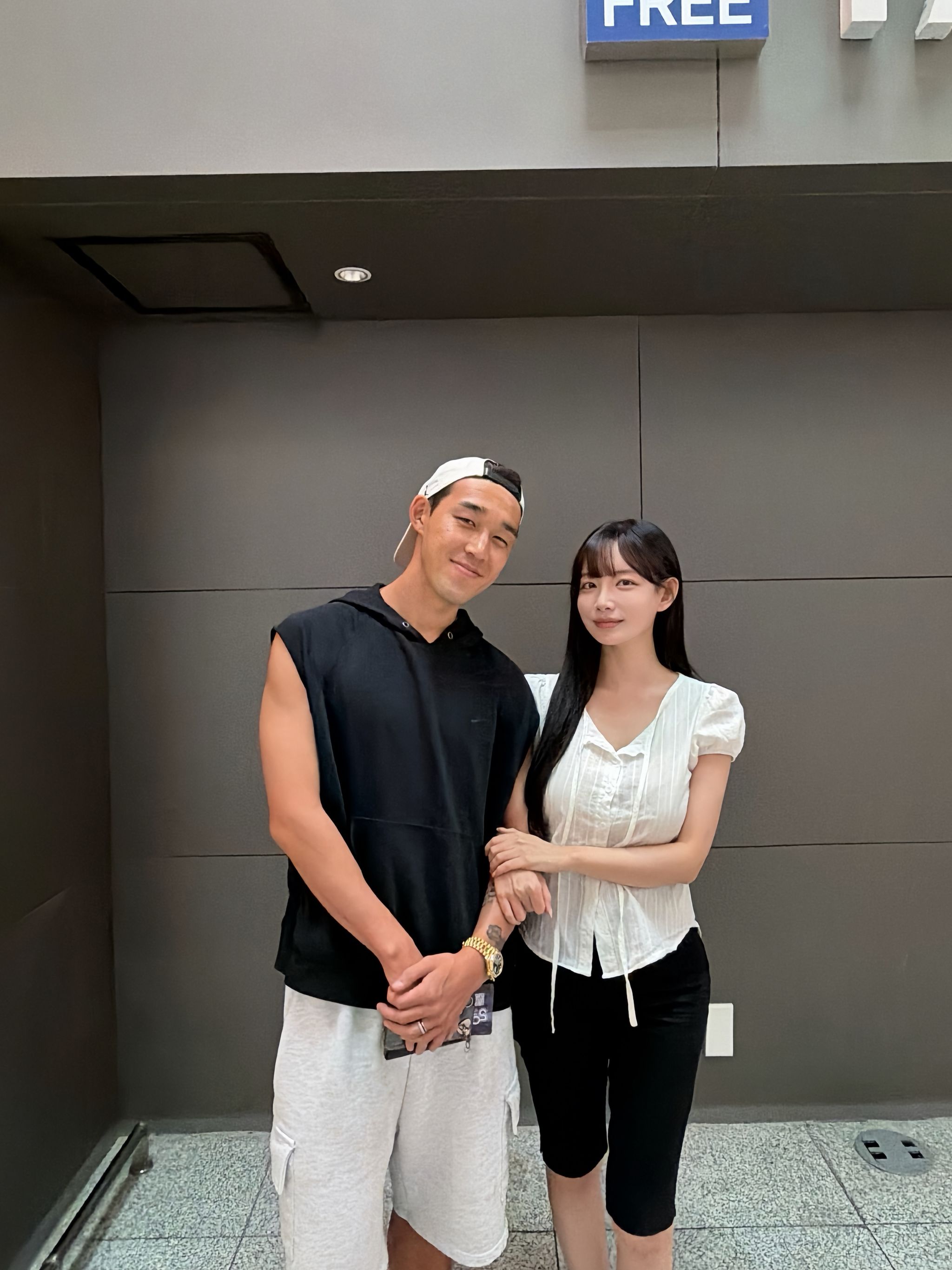 송민규 출국길에 배웅을 나온 아내 곽민선 아나운서. 사진 곽민선 아나운서