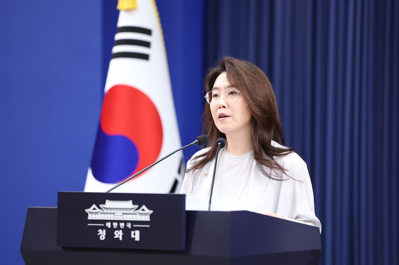 강유정 대변인이 28일 청와대 춘추관에서 대법관 후보자 관련 브리핑을 하고 있다. 뉴스1