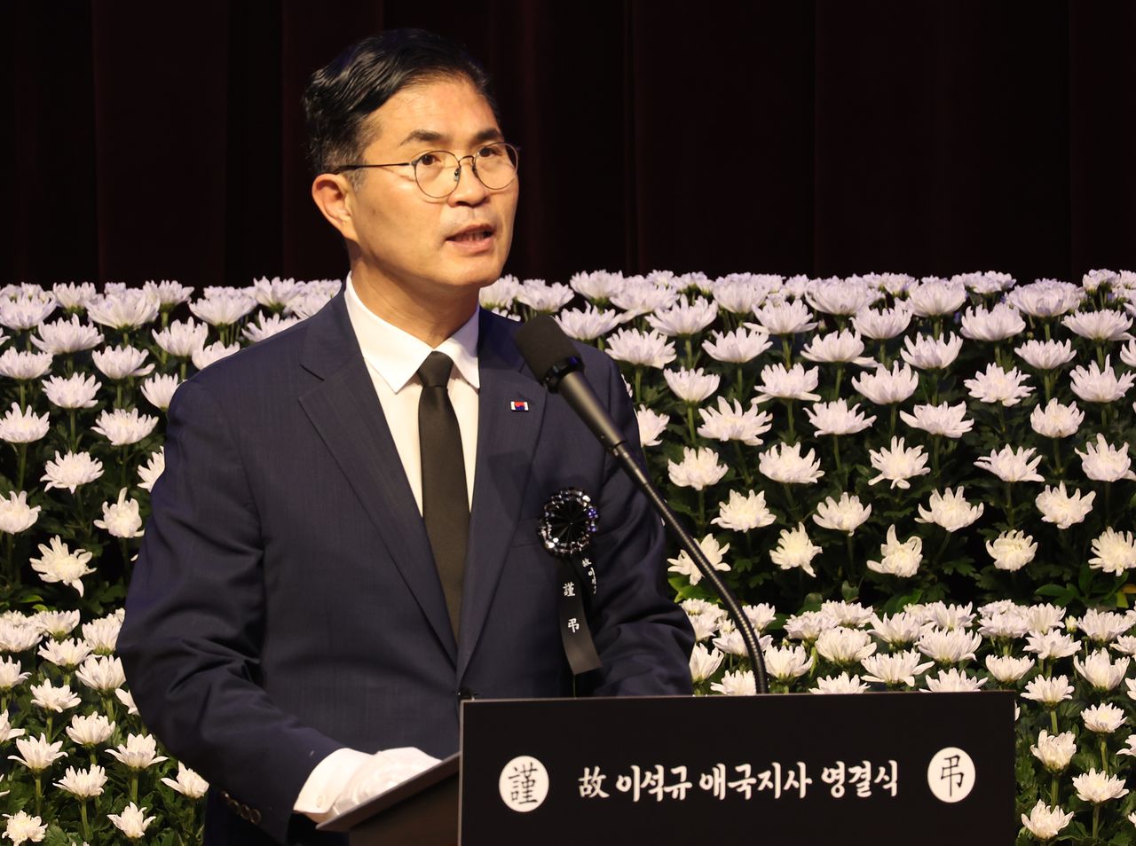 이원택 전북지사가 지난 15일 전북 전주시 전북도청 대회의실에서 열린 고(故) 이석규 애국지사 영결식에서 추모사를 하고 있다. 뉴스1