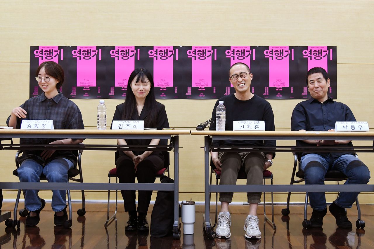 지난 24일 서울 명동예술극장에서 열린 ‘역행기’ 라운드 인터뷰에 참가한 제작진. 왼쪽부터 김희경 영상 디자이너, 김주희 작가, 신재훈 연출, 박동우 무대 디자이너. 사진 국립극단