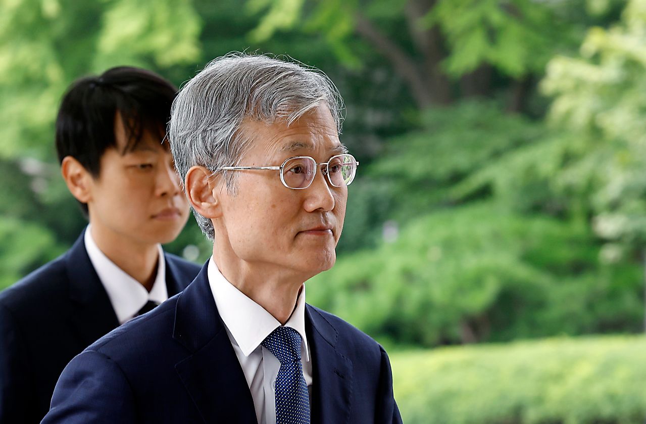 조희대 대법원장이 지난 28일 오전 서울시 서초구 서초동 대법원으로 출근하고 있다. 뉴스1