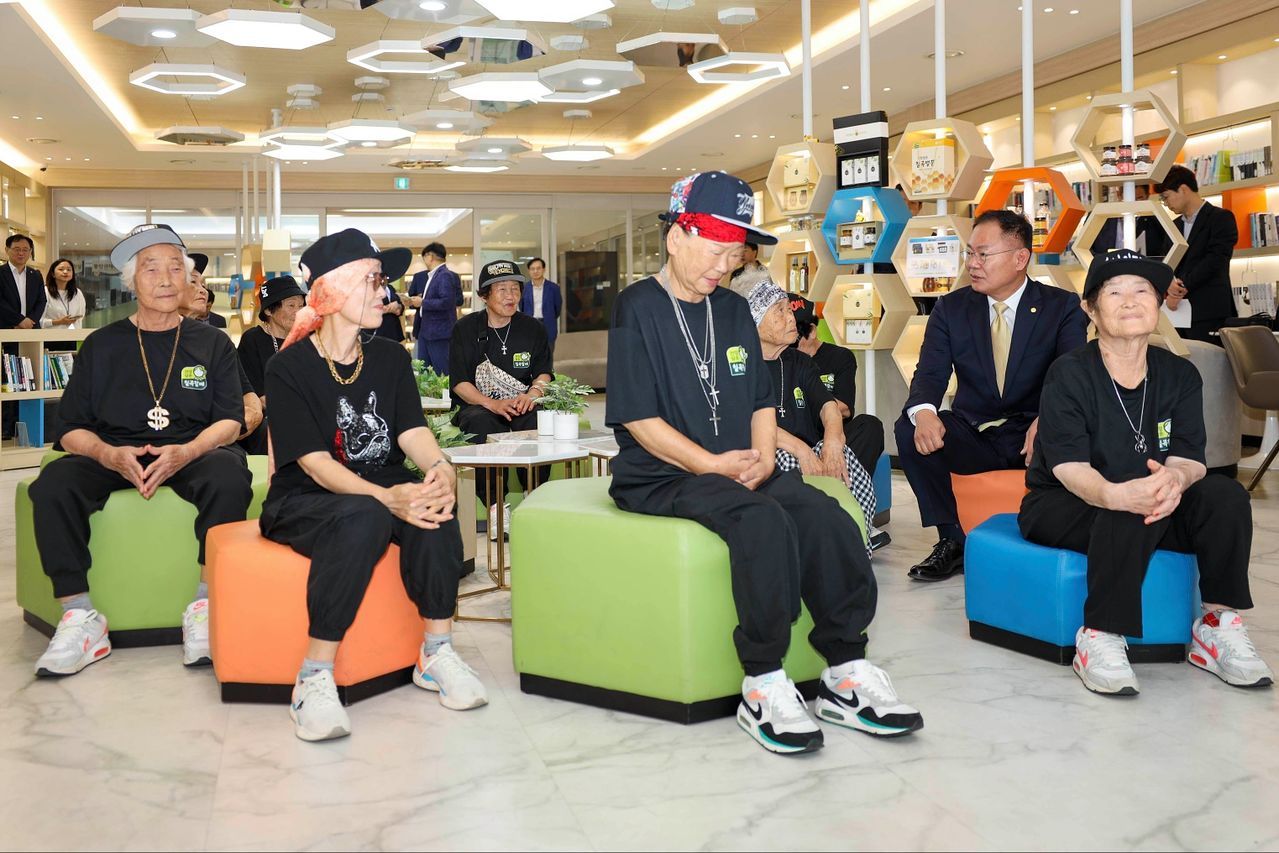 31일 경북 칠곡군청에서 할매래퍼 그룹 '수니와칠공주' 3주년 기념행사가 진행되고 있다. 사진 칠곡군