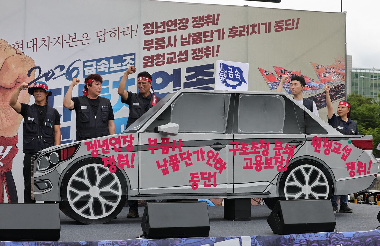 국내 완성차업계가 임금협약을 마무리하며, 실적 개선 드라이브에 나선다. 지난 21일 금속노조 조합원들이 서울 서초구 현대자동차 본사 앞에서 자동차업종 공동파업대회를 열었다. 연합뉴스