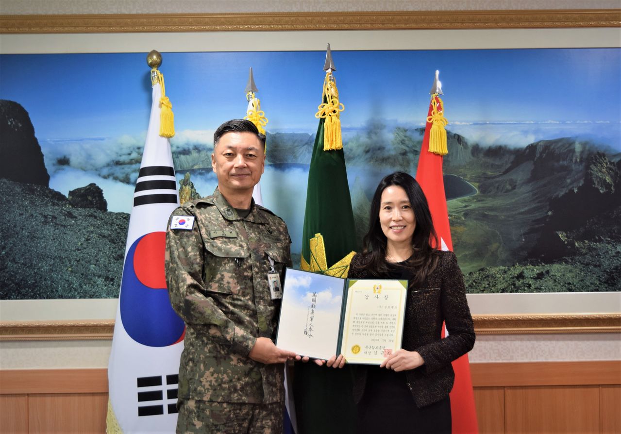 강원랜드가 '불법도박으로부터 국군 장병을 보호한 공로'를 군에서 인정 받았다. 사진은 김규한 육군참모총장으로부터 감사장을 받고 있는 강원랜드 관계자. [사진 강원랜드]