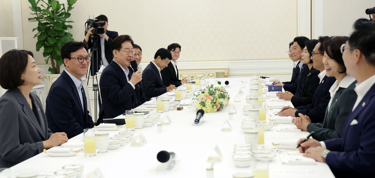 이재명 대통령이 지난 25일 청와대에서 열린 더불어민주당 신임 지도부 만찬 간담회에서 발언하고 있다. 이 대통령은 30일 재정경제부 등 6개 부처 장관급 인사를 단행했다. [청와대사진기자단]