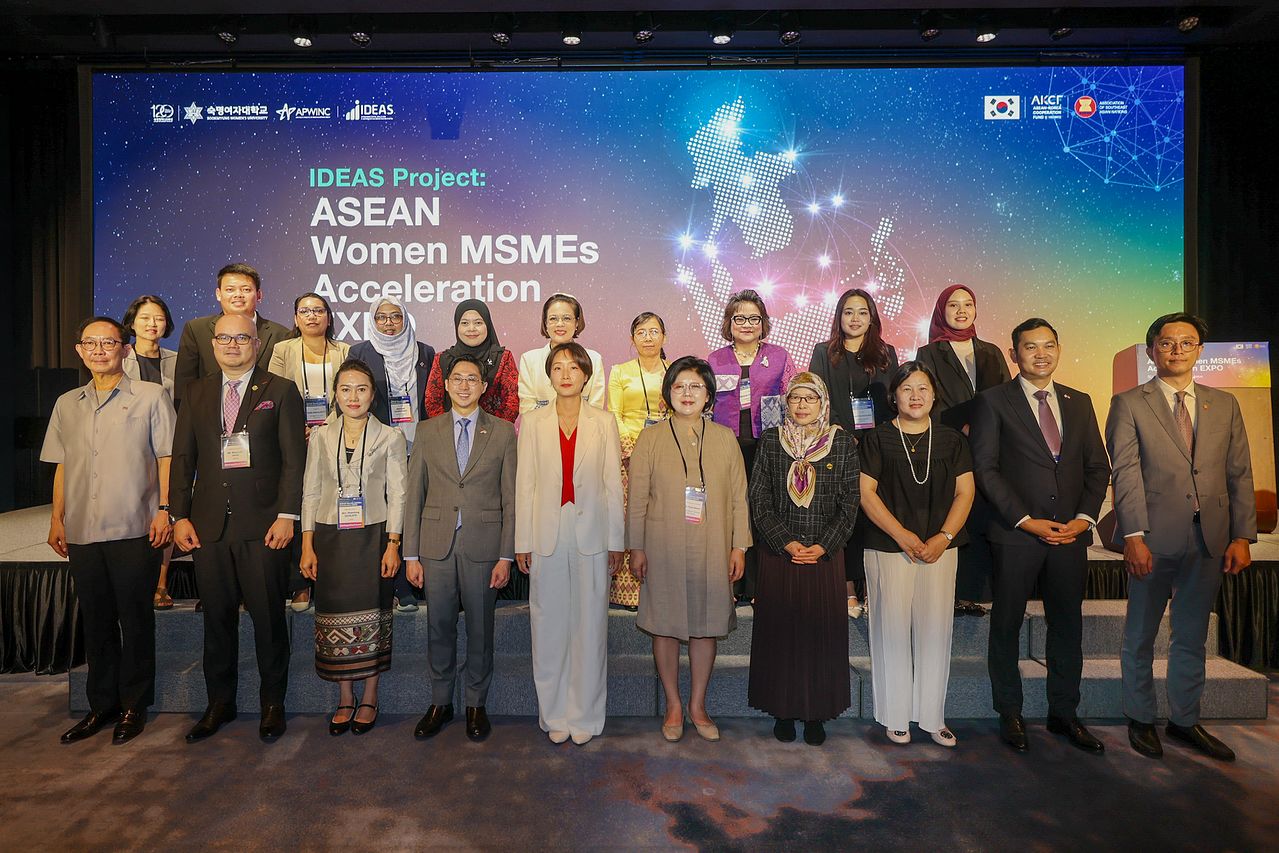 문시연 숙명여대 총장(앞줄 왼쪽 여섯 번째), 정의혜 외교부 차관보(앞줄 왼쪽 다섯 번째)를 비롯한 주한 아세안 회원국 재외공관, 아세안 사무국, 아세안 중소기업 조정위원회, 숙명여대 아태여성정보통신원 관계자들이 페어몬트 앰배서더 서울에서 열린 ‘IDEAS EXPO’에 참석해 포즈를 취하고 있다.