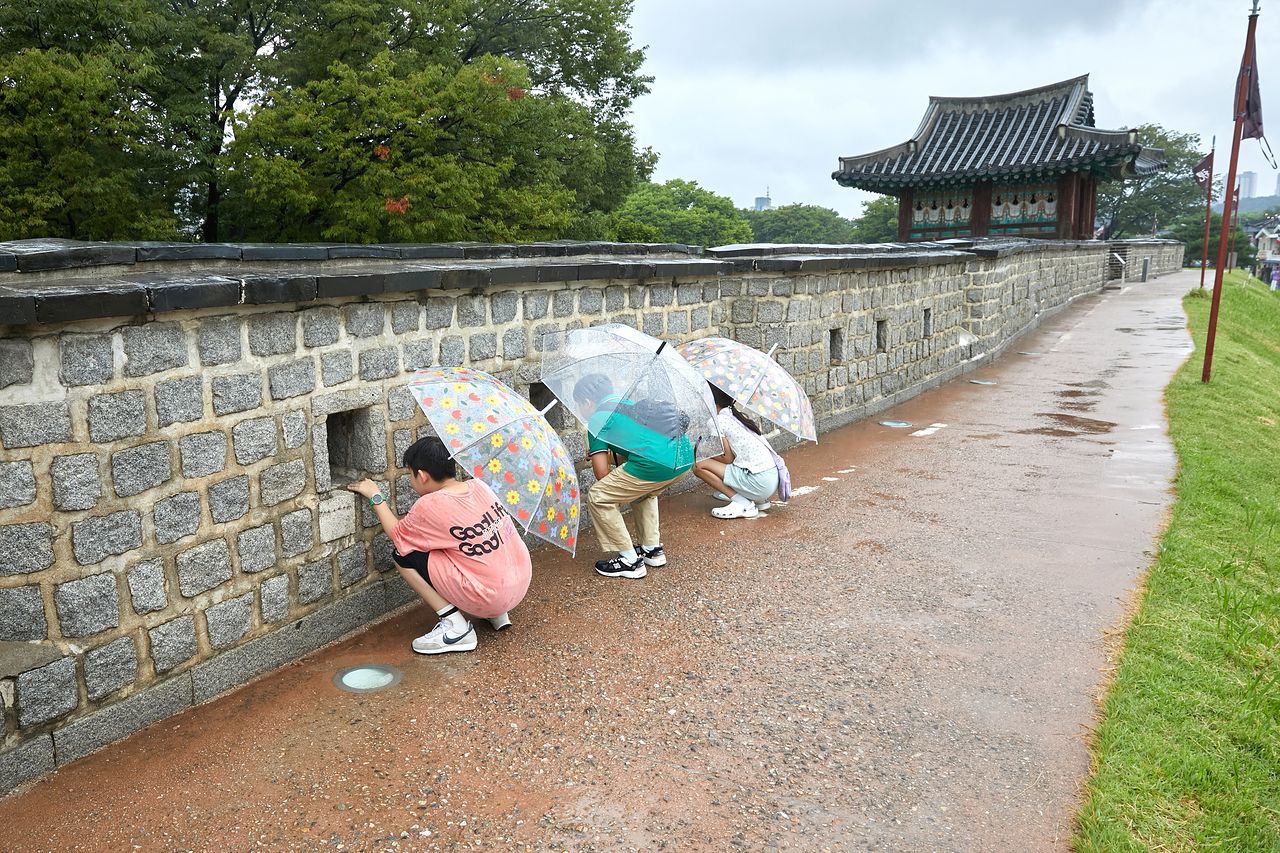 성벽에 작은 구멍이 세 개씩 뚫려있는데, 가운데는 근총안, 양옆은 원총안이라 한다.