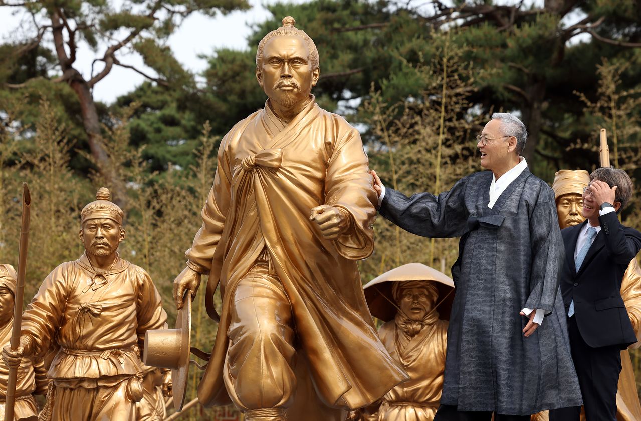 2024년 5월 11일 당시 유인촌 문화체육관광부 장관이 전북 정읍시 동학농민혁명기념공원에서 열린 130주년 동학농민혁명 기념식에 앞서 전봉준 동상을 살펴보고 있다. 연합뉴스