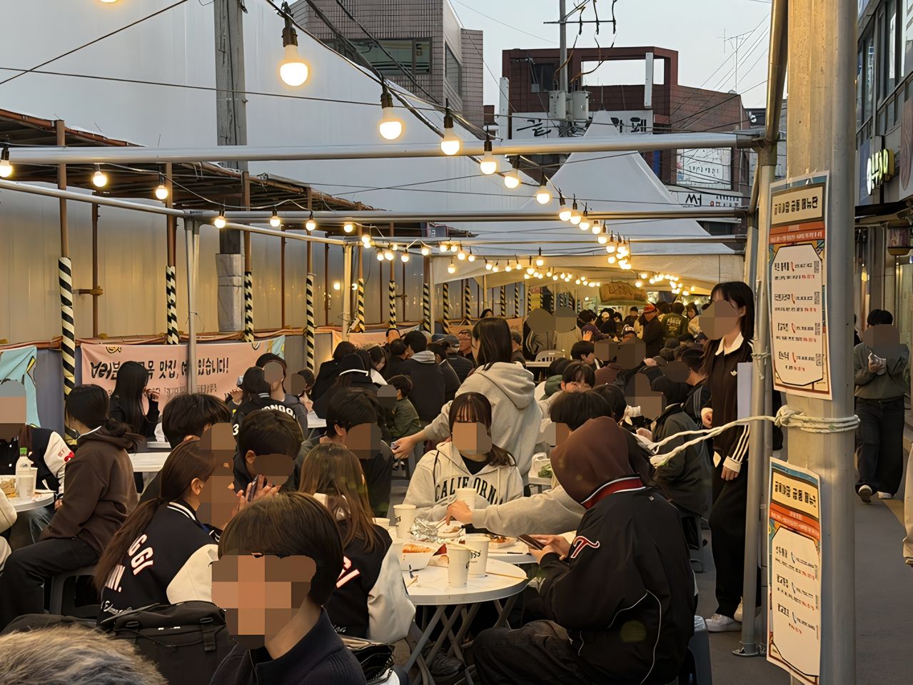 경기 수원 연무골목형상점가는 2024년부터 매년 3월과 6월 야시장을 연다. 야시장을 찾은 시민과 경기대생들. 사진 연무상인회