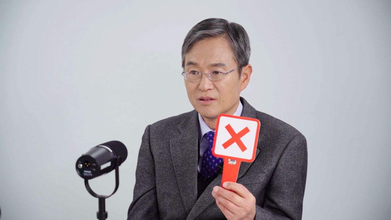 김병천 교수가 인터뷰 중 환자들이 헷갈려하는 질문에 O,X 퀴즈로 답변하는 모습.