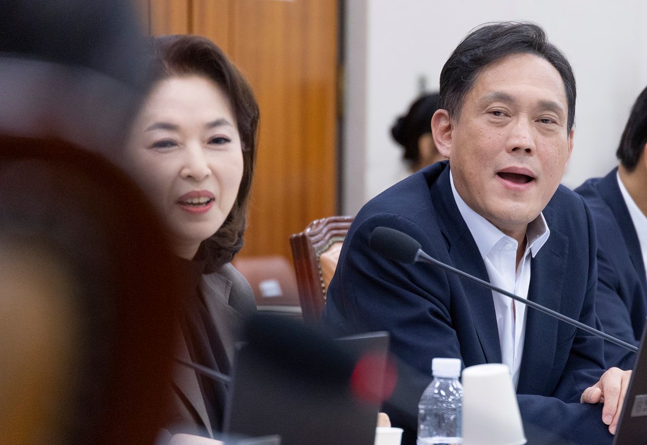김태규 국민의힘 의원이 1일 중앙일보 정치 토크쇼 ‘불편한 여의도’에 출연한다. 사진은 지난 26일 국회 법제사법위원회 전체 회의에서 위원장인 더불어민주당 서영교 의원와 설전을 벌이는 김 의원. 연합뉴스