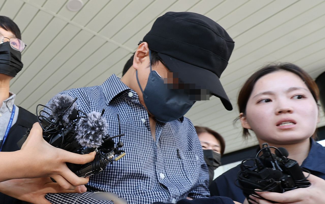실종 신고를 허위종결한 혐의를 받는 제주서부경찰서 소속 부 모 경장이 지난달 25일 제주지방법원에서 구속 전 피의자 심문(영장실질심사)을 마친 뒤 이동하고 있다. 뉴스1