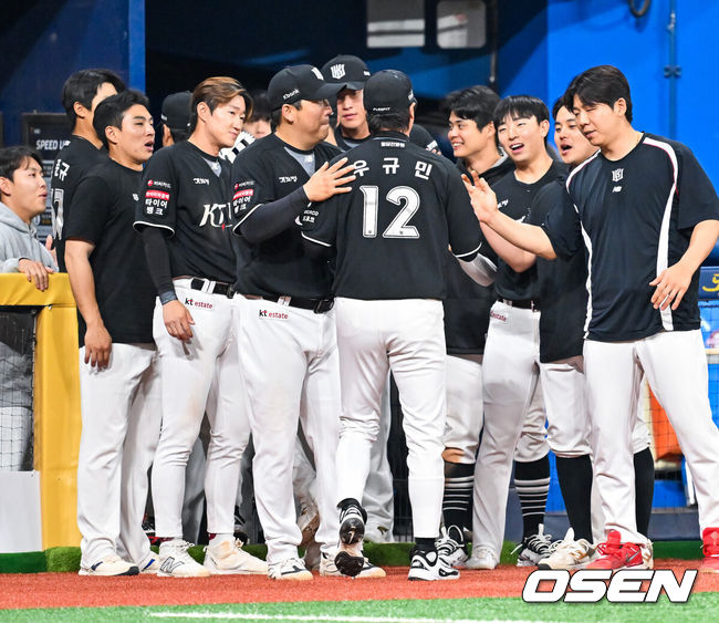 [OSEN=고척, 민경훈 기자] 9일 서울 고척스카이돔에서 2026 신한 SOL KBO리그 키움 히어로즈와 KT 위즈의 경기가 열렸다.이날 키움은 알칸타라, KT 고영표를 선발로 내세웠다.연장 10회말을 마친 KT 우규민이 기뻐하고 있다. 2026.05.09 /rumi@osen.co.kr