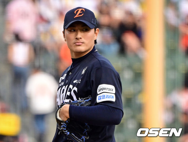 [OSEN=잠실, 조은정 기자] 4일 서울 잠실야구장에서 2026 신한 SOL KBO리그 LG 트윈스와 한화 이글스의 경기가 열렸다.이날 LG는 장현식, 한화는 에르난데스를 선발투수로 내세웠다.2회말 1사 1루에 마운드에 오른 한화 박준영이 주자를 확인하고 있다. 2026.07.04 /cej@osen.co.kr