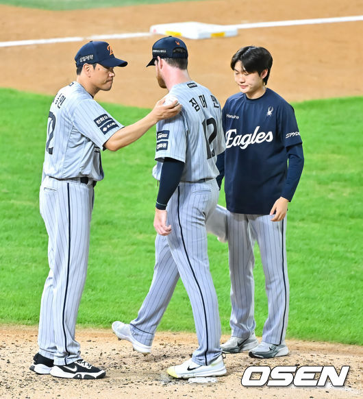 [OSEN=인천, 박준형 기자] 27일 오후 인천 SSG랜더스필드에서 2026 신한 SOL KBO리그 SSG 랜더스와 한화 이글스의 경기가 진행됐다.이날 SSG는 김건우를, 한화는 짐머맨을 선발투수로 내세웠다.3회말 한화 선발투수 짐머맨이 강판 당하고 있다. 2026.08.27 / soul1014@osen.co.kr