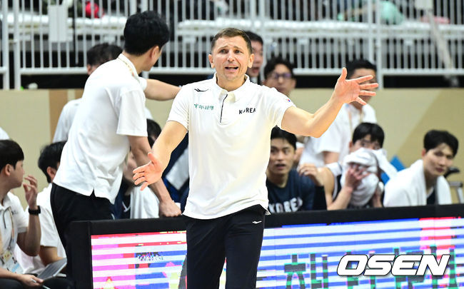 [OSEN=수원, 최규한 기자] 대한민국 남자농구 대표팀이 31일 오후 경기도 수원 KT 소닉붐 아레나에서 ‘2027 FIBA 농구 월드컵 아시아 예선’F조 윈도우4 사우디아라비아와 맞대결을 펼쳤다.이번 월드컵 예선에서 3승 4패를 기록 중인 한국은 남은 경기에서 최대한 승수를 챙겨야 월드컵 본선 티켓을 따낼 수 있는 힘든 상황에 놓였다.3쿼터, 한국 니콜라이스 마줄스 감독이 작전 지시를 내리고 있다. 2026.08.31 / dreamer@osen.co.kr