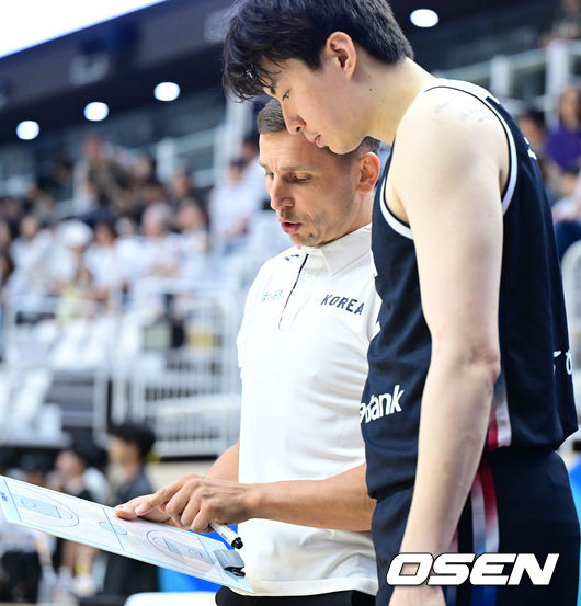 [OSEN=수원, 최규한 기자] 대한민국 남자농구 대표팀이 31일 오후 경기도 수원 KT 소닉붐 아레나에서 ‘2027 FIBA 농구 월드컵 아시아 예선’F조 윈도우4 사우디아라비아와 맞대결을 펼쳤다.이번 월드컵 예선에서 3승 4패를 기록 중인 한국은 남은 경기에서 최대한 승수를 챙겨야 월드컵 본선 티켓을 따낼 수 있는 힘든 상황에 놓였다.경기를 앞두고 한국 니콜라이스 마줄스 감독이 이현중에게 작전 지시를 내리고 있다. 2026.08.31 / dreamer@osen.co.kr