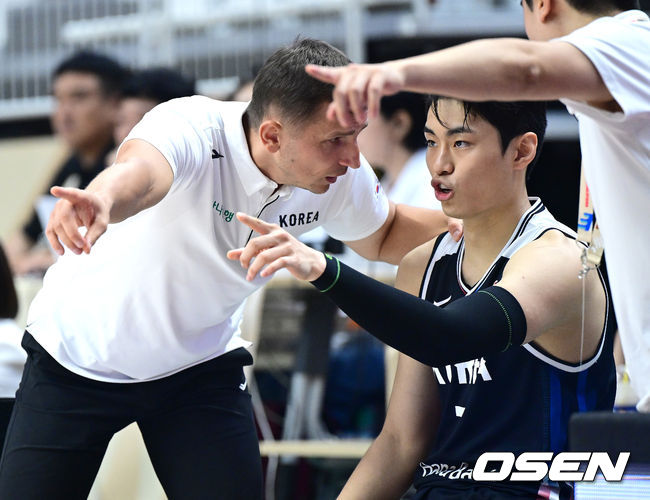 [OSEN=수원, 최규한 기자] 대한민국 남자농구 대표팀이 31일 오후 경기도 수원 KT 소닉붐 아레나에서 ‘2027 FIBA 농구 월드컵 아시아 예선’F조 윈도우4 사우디아라비아와 맞대결을 펼쳤다.이번 월드컵 예선에서 3승 4패를 기록 중인 한국은 남은 경기에서 최대한 승수를 챙겨야 월드컵 본선 티켓을 따낼 수 있는 힘든 상황에 놓였다.2쿼터, 한국 니콜라이스 마줄스 감독과 유기상이 대화를 나누고 있다. 2026.08.31 / dreamer@osen.co.kr