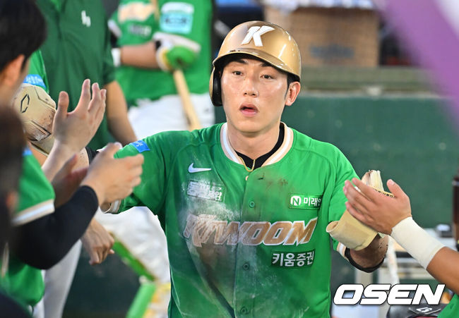 [OSEN=부산, 이석우 기자] 20일 부산 사직야구장에서 2026 신한 SOL KBO 리그 롯데 자이언츠와 키움 히어로즈의 경기가 열렸다. 홈팀 롯데는 나균안이, 방문팀 키움은 박준현이 선발 출전했다.키움 히어로즈 서건창이 1회초 1사 1,2루  안치홍의 좌익수 앞 1타점 안타때 득점을 올리고 하이파이브를 하고 있다. 2026.08.20 / foto0307@osen.co.kr