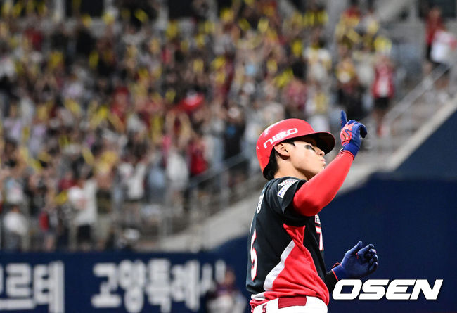 [OSEN=고척, 지형준 기자] 23일 서울 고척스카이돔에서 2026 신한 SOL KBO리그 키움 히어로즈와 KIA 타이거즈의 경기가 열렸다.이날 키움은 전준표, KIA는 제임스 네일을 선발로 내세웠다.3회초 1사에서 KIA 김도영이 중월 솔로포를 날리며 기뻐하고 있다. 2026.08.23 / jpnews@osen.co.kr