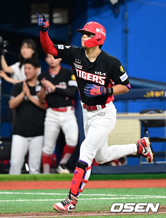 [OSEN=고척, 지형준 기자] 23일 서울 고척스카이돔에서 2026 신한 SOL KBO리그 키움 히어로즈와 KIA 타이거즈의 경기가 열렸다.이날 키움은 전준표, KIA는 제임스 네일을 선발로 내세웠다.3회초 1사에서 KIA 김도영이 중월 솔로포를 날리며 그라운드를 돌고 있다. 2026.08.23 / jpnews@osen.co.kr