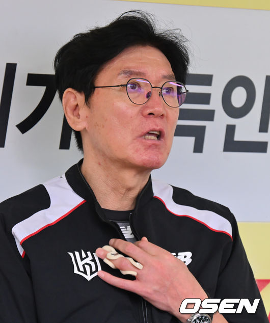 [OSEN=대구, 이석우 기자] 29일 대구삼성라이온즈파크에서 2026 신한 SOL KBO 리그 삼성 라이온즈와 KT 위즈의 경기가 열린다. 홈팀 삼성은 페덱이, 방문팀 KT는 로건이 선발 출전한다. KT 위즈 이강철 감독이 기자들과 인터뷰를 하고 있다. 2026.08.29 / foto0307@osen.co.kr