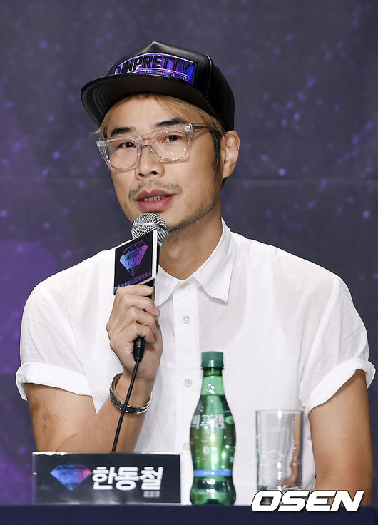 [OSEN=박준형 기자] 8일 서울 영등포 타임스퀘어 아모리스홀에서 진행된 Mnet '언프리티 랩스타2' 제작발표회에서 한동철 국장이 질문에 답하고 있다.Mnet '언프리티 랩스타2'는 최고의 실력을 지난 여자 래퍼들이 컴필레이션 앨범을 만드는 서바이벌 프로그램이다. 매 회 등장하는 대한민국 대표 힙합 프로듀서들이 신곡을 발표하면, 곡 녹음에 참여할 기회를 얻기 위해 출연 래퍼들이 대결을 벌이는 방식으로 진행된다.시즌2에는 헤이즈, 캐스퍼, 애쉬비, 효린, 길미, 안수민, 예지, 키디비, 수아, 유빈, 트루디 등 총 11명의 여자래퍼가 출연한다.오랜 기간 동안 힙합음악을 해왔던 기성 래퍼부터, 걸그룹 멤버, 언더래퍼, 아직 데뷔하지 않은 연습생 래퍼까지 각자의 분야에서 국내 최고의 래퍼라는 같은 꿈을 향해 달려온 이들의 이야기가 어떨지 기대감이 높아지고 있다./ soul1014@osen.co.kr