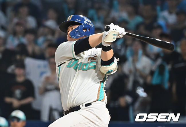 [OSEN=창원, 이석우 기자] 22일 창원NC파크에서 2026 신한 SOL KBO 리그 NC 다이노스와 삼성 라이온즈의 경기가 열렸다. 홈팀 NC는 원종해가, 방문팀 삼성은 이승현이 선발 출전했다. NC 다이노스 김형준이 4회말 1사 2,3루 좌월 역전 3점 홈런을 치고 있다. 2026.08.22 / foto0307@osen.co.kr