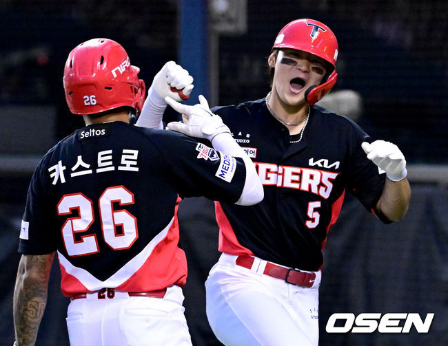 [OSEN=잠실, 최규한 기자] 18일 오후 서울 잠실야구장에서 ‘2026 신한 SOL KBO리그’ 두산 베어스와 KIA 타이거즈의 경기가 열렸다.홈팀 두산은 최승용, 방문팀 KIA는 애덤 올러를 선발로 내세웠다.8회초 1사 2루 상황 KIA 김도영이 역전 좌월 투런포를 날리고 홈을 밟은 뒤 카스트로와 기뻐하고 있다. 2026.04.18 / dreamer@osen.co.kr