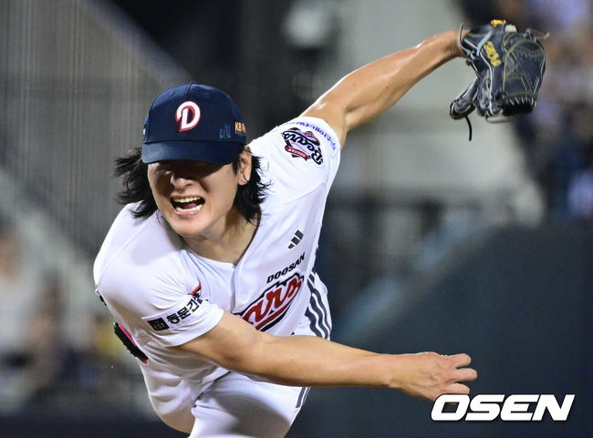 [OSEN=잠실, 조은정 기자]23일 서울 잠실야구장에서 2026 신한 SOL KBO리그 두산 베어스와 롯데 자이언츠의 경기가 열렸다.두산은 곽빈, 롯데는 박세웅이 선발로 나섰다.7회초 두산 곽빈이 역투하고 있다. 2026.08.23 /cej@osen.co.kr