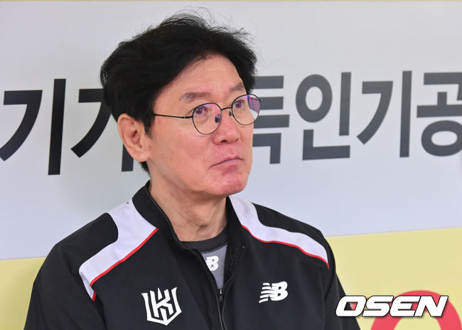 [OSEN=대구, 이석우 기자] 29일 대구삼성라이온즈파크에서 2026 신한 SOL KBO 리그 삼성 라이온즈와 KT 위즈의 경기가 열린다. 홈팀 삼성은 페덱이, 방문팀 KT는 로건이 선발 출전한다. KT 위즈 이강철 감독이 기자들과 인터뷰를 하고 있다. 2026.08.29 / foto0307@osen.co.kr