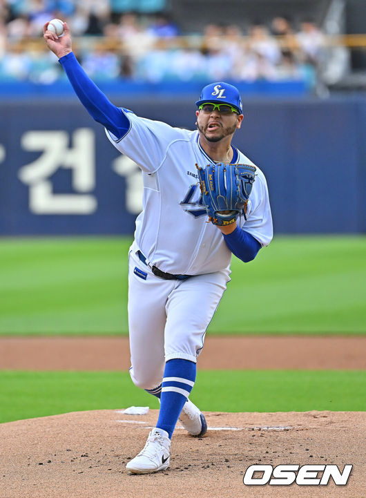 [OSEN=대구, 이석우 기자] 7일 대구삼성라이온즈파크에서 2026 신한 SOL KBO 리그 삼성 라이온즈와 LG 트윈스의 경기가 열렸다. 홈팀 삼성은 후라도가, 방문팀 LG는 톨허스트가 선발 출전했다. 삼성 라이온즈 선발 투수 후라도가 역투하고 있다. 2026.07.07 / foto0307@osen.co.kr