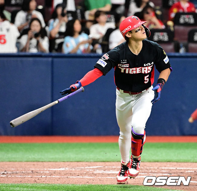 [OSEN=고척, 지형준 기자] 23일 서울 고척스카이돔에서 2026 신한 SOL KBO리그 키움 히어로즈와 KIA 타이거즈의 경기가 열렸다.이날 키움은 전준표, KIA는 제임스 네일을 선발로 내세웠다.3회초 1사에서 KIA 김도영이 중월 솔로포를 날리고 있다. 2026.08.23 / jpnews@osen.co.kr