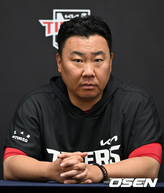 [OSEN=광주, 이대선 기자] 25일 광주-기아 챔피언스필드에서 2026 신한 SOL KBO리그 KIA 타이거즈와 롯데 자이언츠의 경기가 열렸다.이날 KIA는 시라카와, 롯데는 비슬리를 선발로 내세웠다.경기에 앞서 KIA 이범호 감독이 인터뷰를 하고 있다. 2026.08.25 /sunday@osen.co.kr