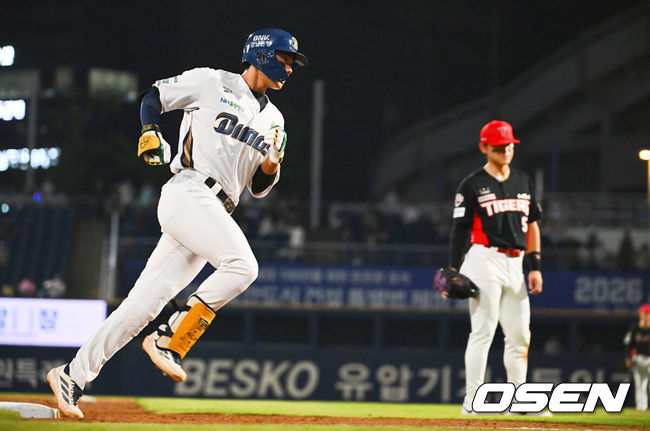 [OSEN=창원, 이석우 기자] 1일 창원NC파크에서 2026 신한 SOL KBO 리그 NC 다이노스와 KIA 타이거즈의 경기가 열렸다. 홈팀 NC는 구창모가, 방문팀 KIA는 네일이 선발 출전했다. NC 다이노스 김주원이 5회말 1사 우월 솔로 홈런을 치고 그라운드를 돌고 있다. 2026.09.01 / foto0307@osen.co.kr