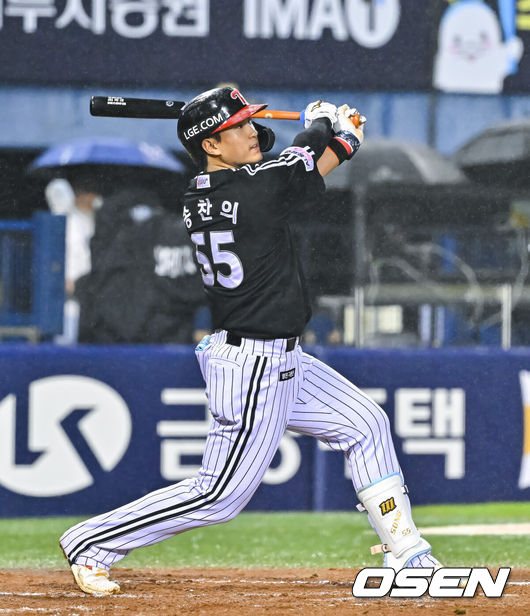 [OSEN=잠실, 박준형 기자] 1일 오후 서울 잠실구장에서 2026 신한 SOL KBO리그 두산 베어스와 LG 트윈스의 경기가 진행됐다.이날 경기 두산은 잭로그를, LG는 임찬규를 선발투수로 내세웠다.4회초 1사 1,3루 LG 송찬의가 역전 3점 홈런을 날리고 있다.  2026.09.01 / soul1014@osen.co.kr