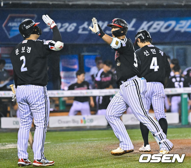 [OSEN=잠실, 박준형 기자] 1일 오후 서울 잠실구장에서 2026 신한 SOL KBO리그 두산 베어스와 LG 트윈스의 경기가 진행됐다.이날 경기 두산은 잭로그를, LG는 임찬규를 선발투수로 내세웠다.4회초 1사 1,3루 LG 송찬의가 역전 3점 홈런을 날리고 동료들의 축하를 받고 있다. 2026.09.01 / soul1014@osen.co.kr