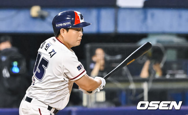 [OSEN=잠실, 박준형 기자] 1일 오후 서울 잠실구장에서 2026 신한 SOL KBO리그 두산 베어스와 LG 트윈스의 경기가 진행됐다.이날 경기 두산은 잭로그를, LG는 임찬규를 선발투수로 내세웠다. 1회말 2사 2루 두산 양의지가 선취 1타점 적시 2루타를 날리고 있다.  2026.09.01 / soul1014@osen.co.kr