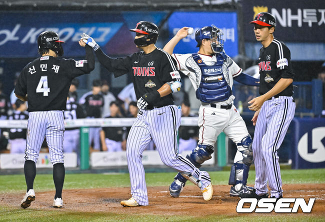 [OSEN=잠실, 박준형 기자] 1일 오후 서울 잠실구장에서 2026 신한 SOL KBO리그 두산 베어스와 LG 트윈스의 경기가 진행됐다.이날 경기 두산은 잭로그를, LG는 임찬규를 선발투수로 내세웠다.4회초 1사 1,3루 LG 송찬의가 역전 3점 홈런을 날리고 동료들의 축하를 받고 있다. 2026.09.01 / soul1014@osen.co.kr