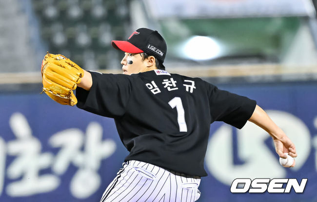 [OSEN=잠실, 박준형 기자] 1일 오후 서울 잠실구장에서 2026 신한 SOL KBO리그 두산 베어스와 LG 트윈스의 경기가 진행됐다.이날 경기 두산은 잭로그를, LG는 임찬규를 선발투수로 내세웠다. 1회말 LG 선발투수 임찬규가 역투하고 있다.  2026.09.01 / soul1014@osen.co.kr