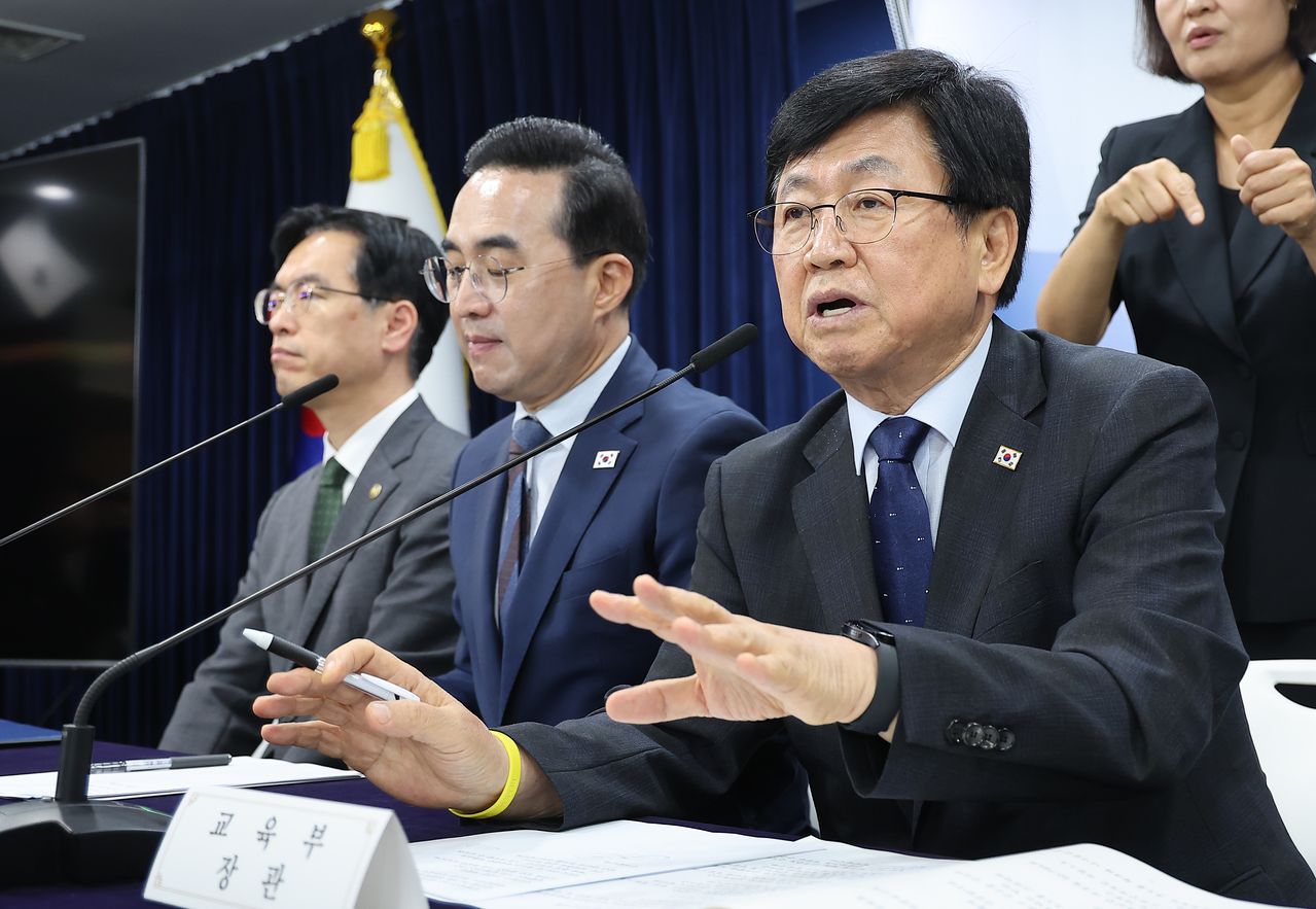 지난달 21일 서울 종로구 정부서울청사에서 열린 제1차 재정운용전략협의회 관계부처 합동 브리핑에서 최교진 교육부 장관(가장 오른쪽)이 교부금 개편 방안을 발표하고 있다. 뉴스1